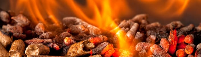 pellets de bois enflammés