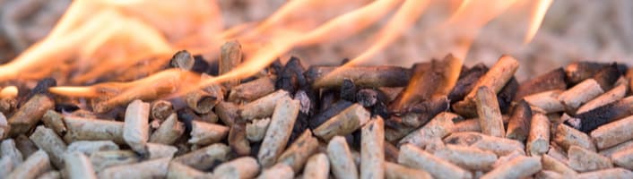 tas de pellets de bois enflammés