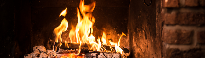 bûche de bois enflammée dans une cheminée
