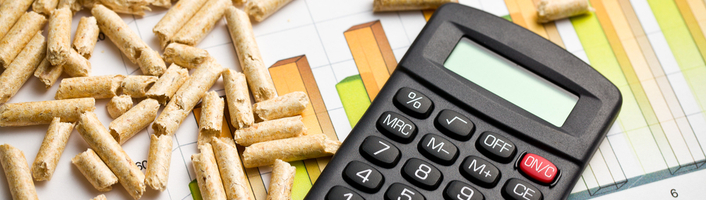 calculatrice entourée de pellets de bois