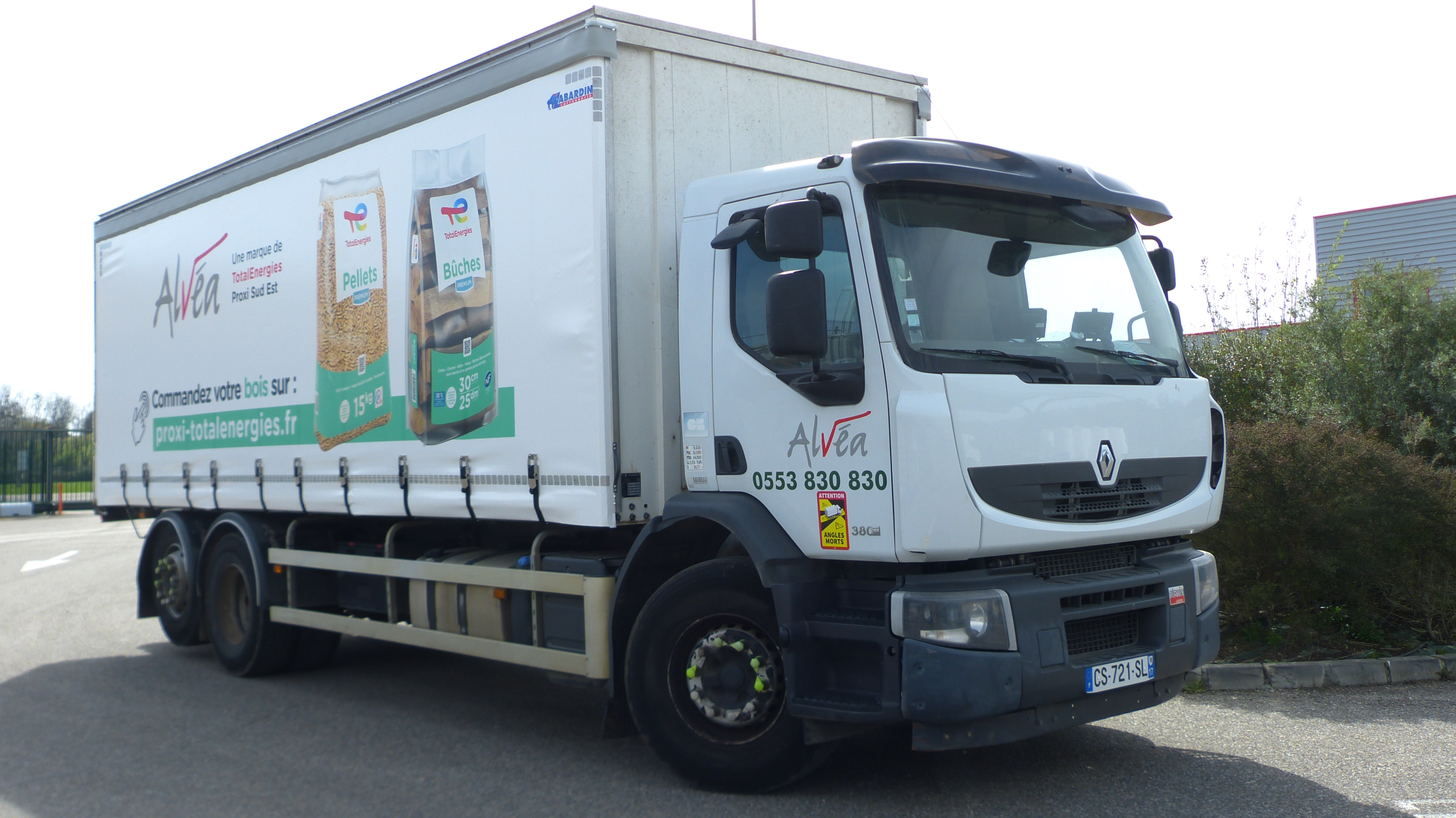 un camion de livraison bûches et pellets