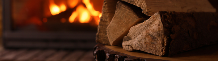 bûches de bois coupées et cheminée
