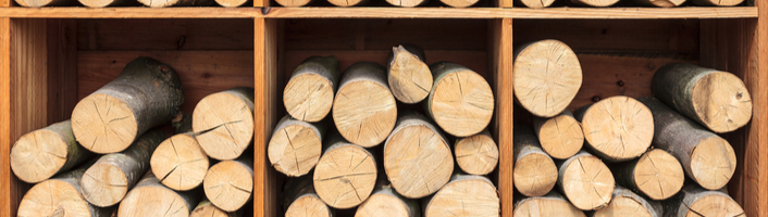 tas de bois compartimentés dans des cases de rangements