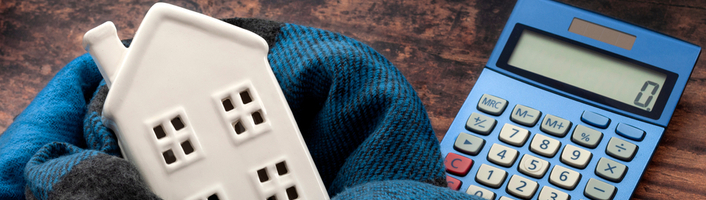 calculette et maison miniature dans une écharpe