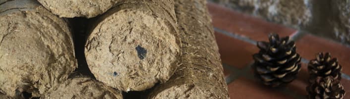 focus sur des bûches compressées