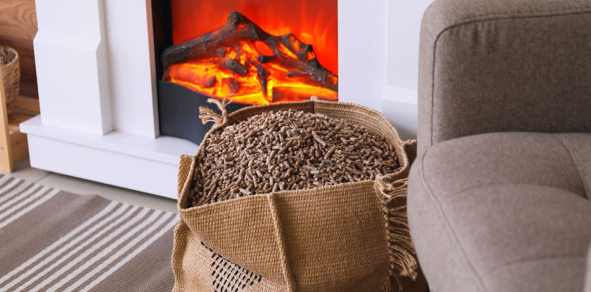 panier de pellets devant une cheminée
