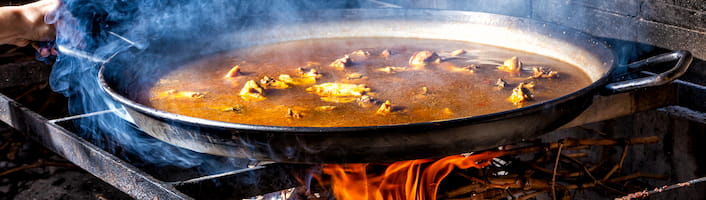 plat en sauce cuisiné au feu de bois