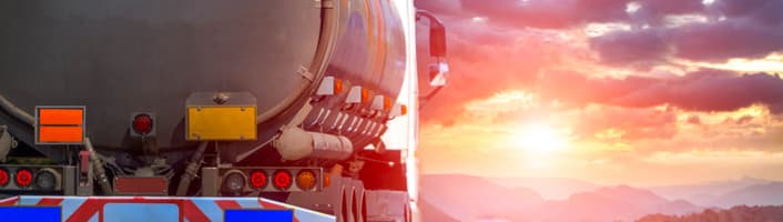 camion transporteur de fioul sur une route