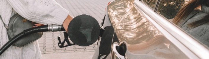 personne faisant le plein d'essence