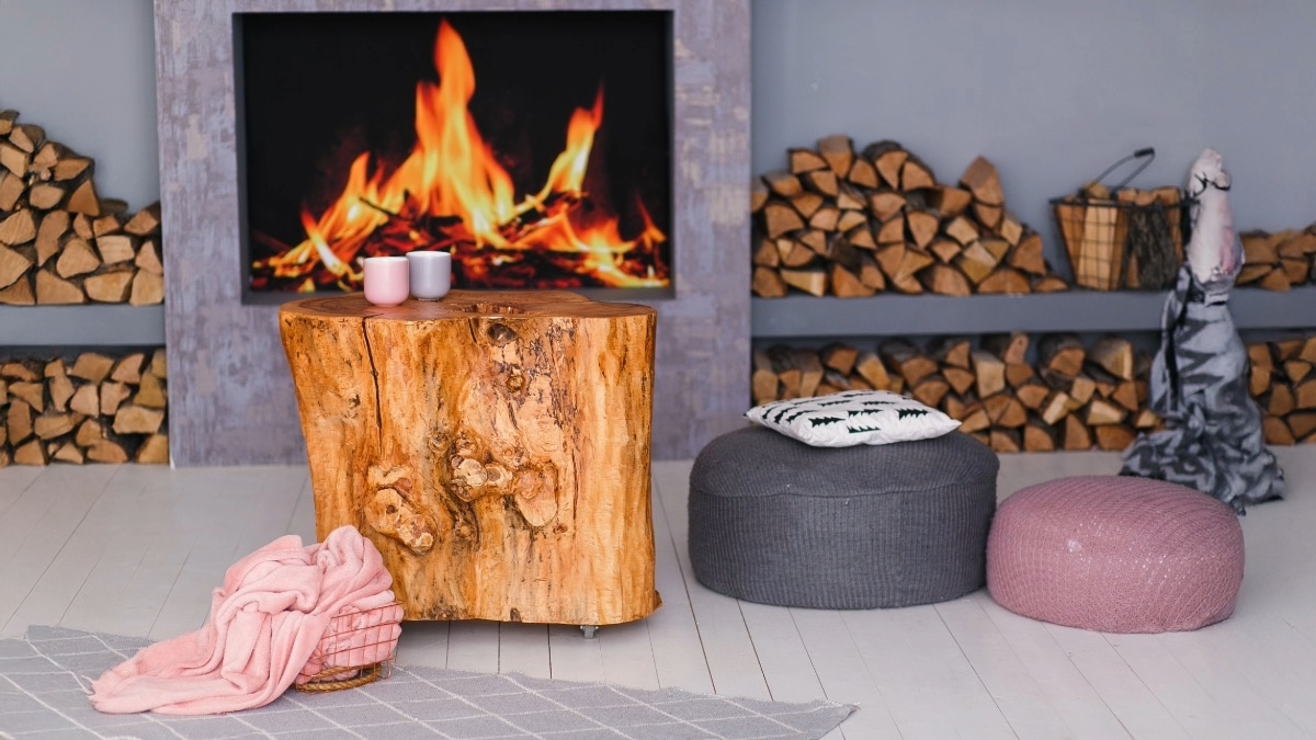 deux tasses sur une table et une cheminée allumée