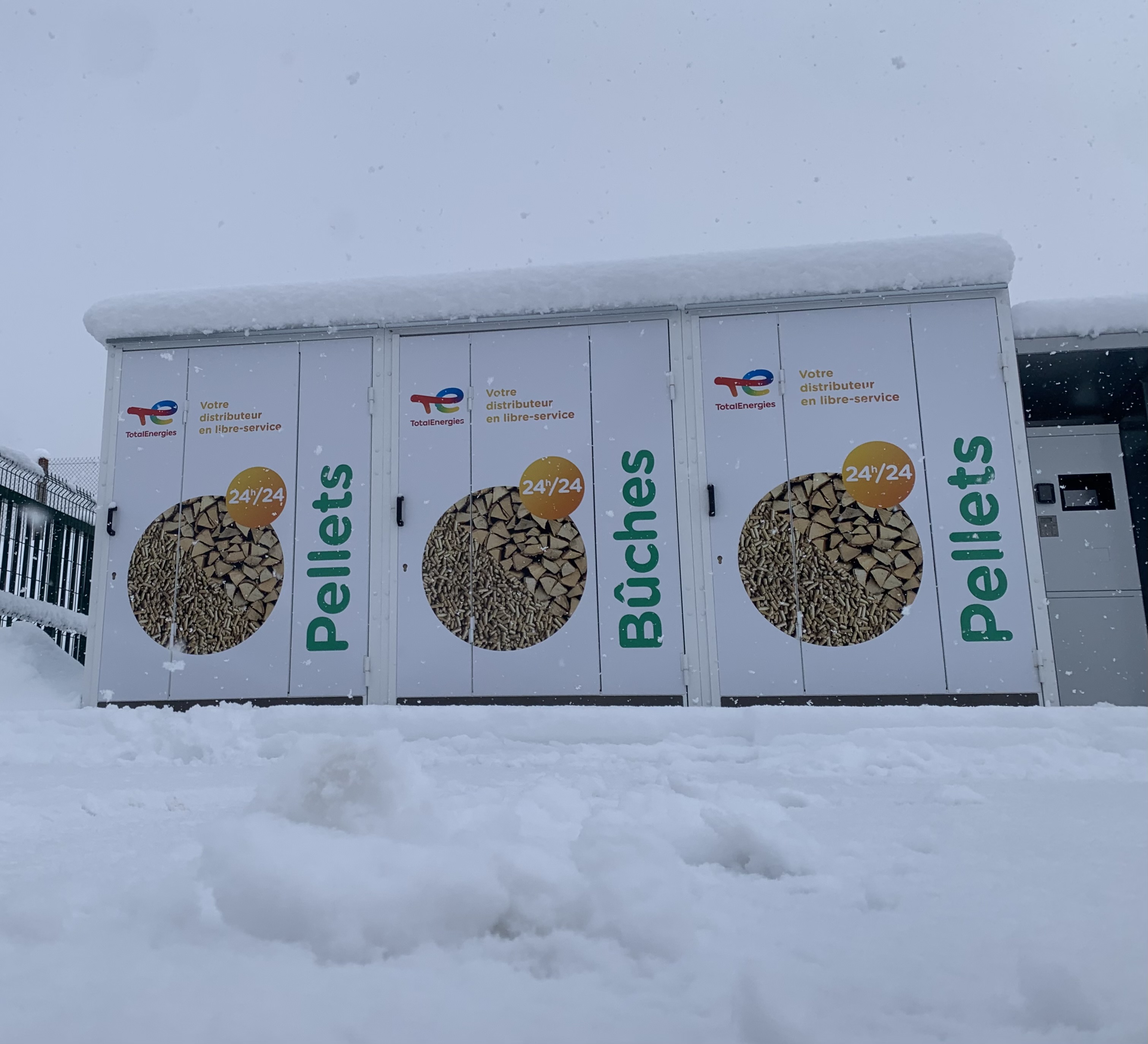 distributeurs de pellets couverts de neige