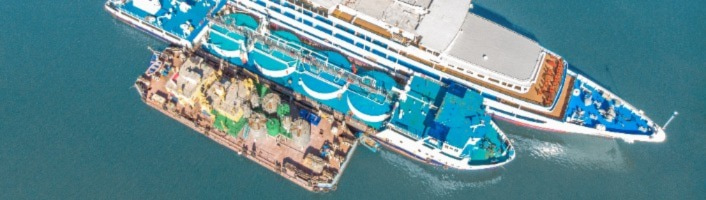navire dans les eaux transportant de la marchandise