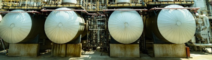 alignement de réservoirs entourés de pipelines