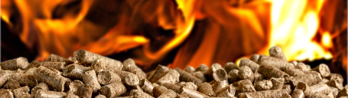 tas de pellets de bois enflammés