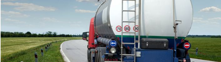 camion transporteur de fioul sur une route