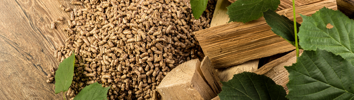 tas de pellets de bois et feuilles vertes