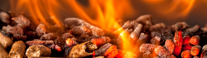pellets de bois enflammés