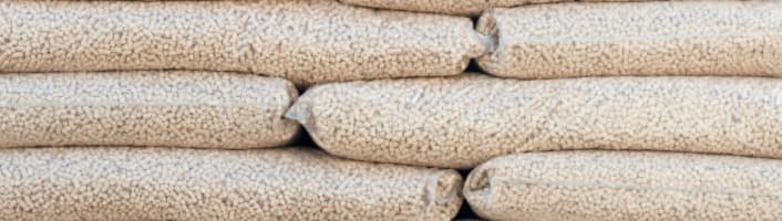 focus sur des sacs de pellets de bois