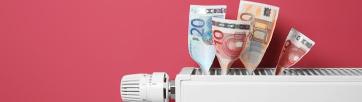billets d'euros insérés dans la grille d'un radiateur