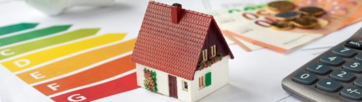 une maison miniature et un gradué diagnostic de performance énergétique