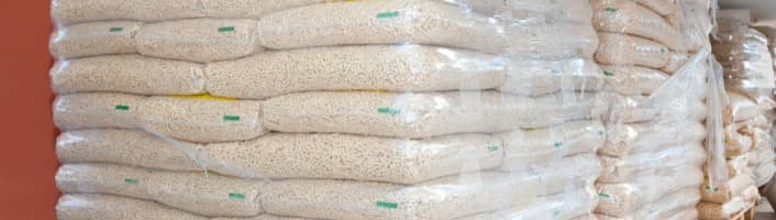 des palettes de sacs de pellets