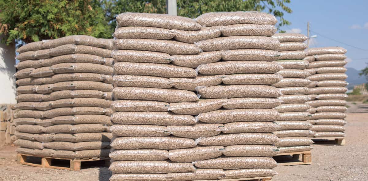 des palettes de sacs de bois granulés