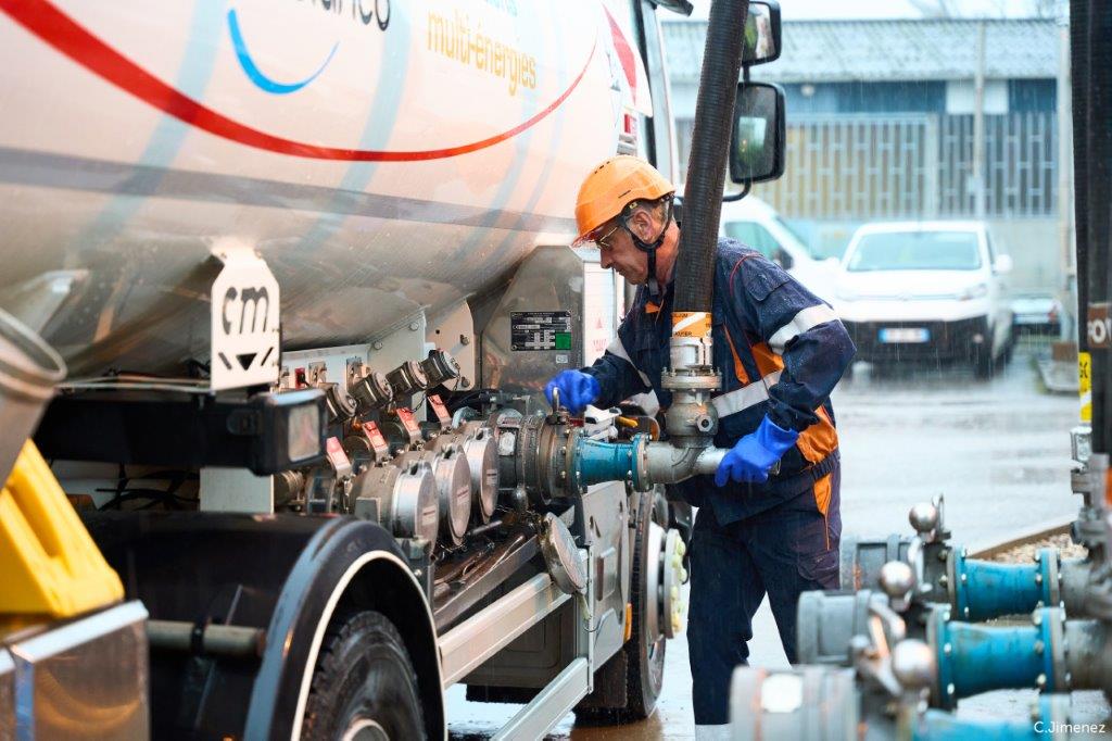 employé chargeant un camion de fioul