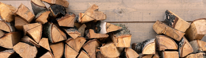 tas de bûches de bois coupées