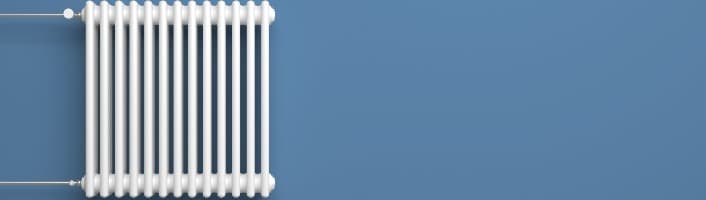 focus sur un radiateur et son mur bleu