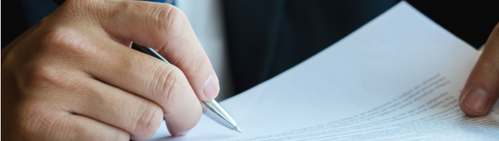 personne remplissant des documents