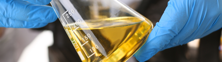 chimiste manipulant un liquide