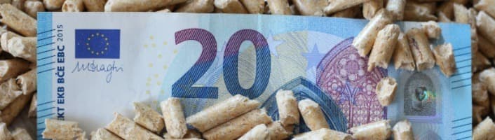 un billet d'euro enfoui dans du pellets