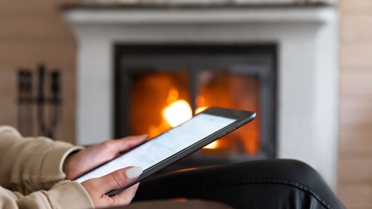 focus sur une tablette et en arrière plan une cheminée