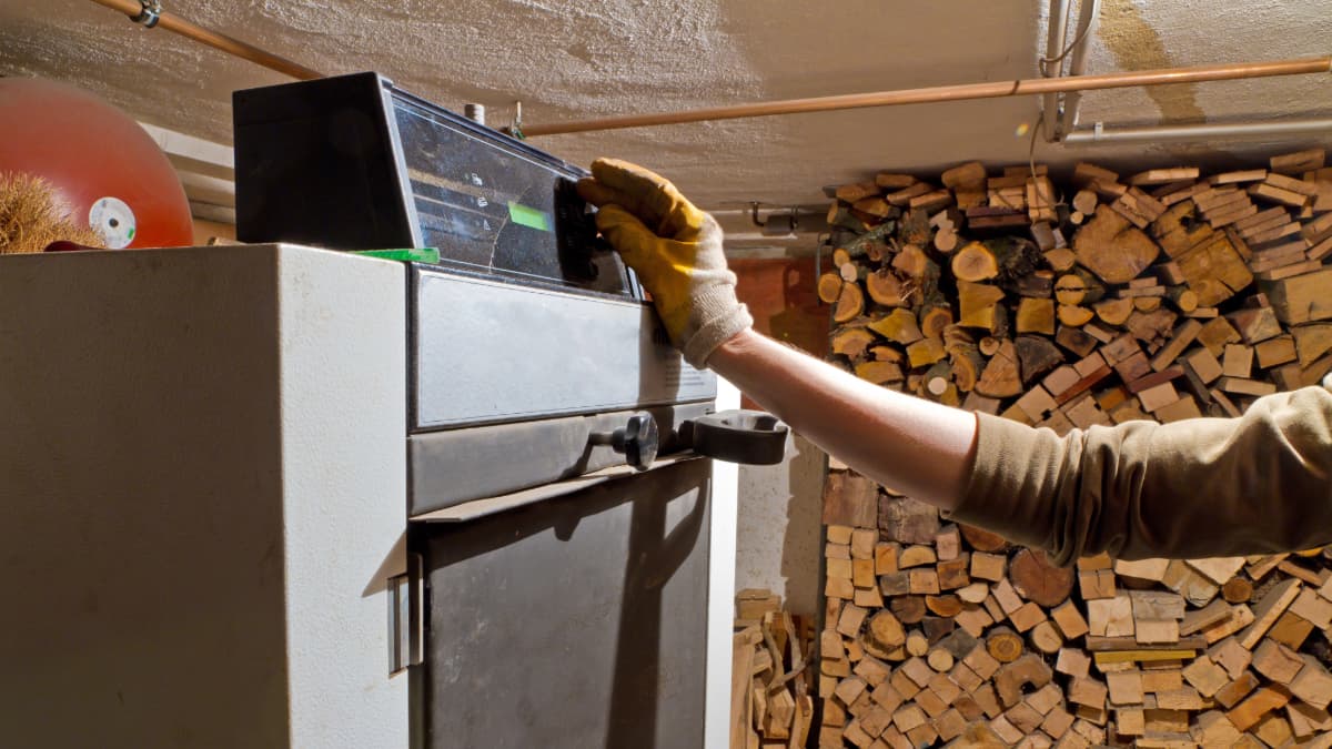 une personne éteignant son chauffage à bois