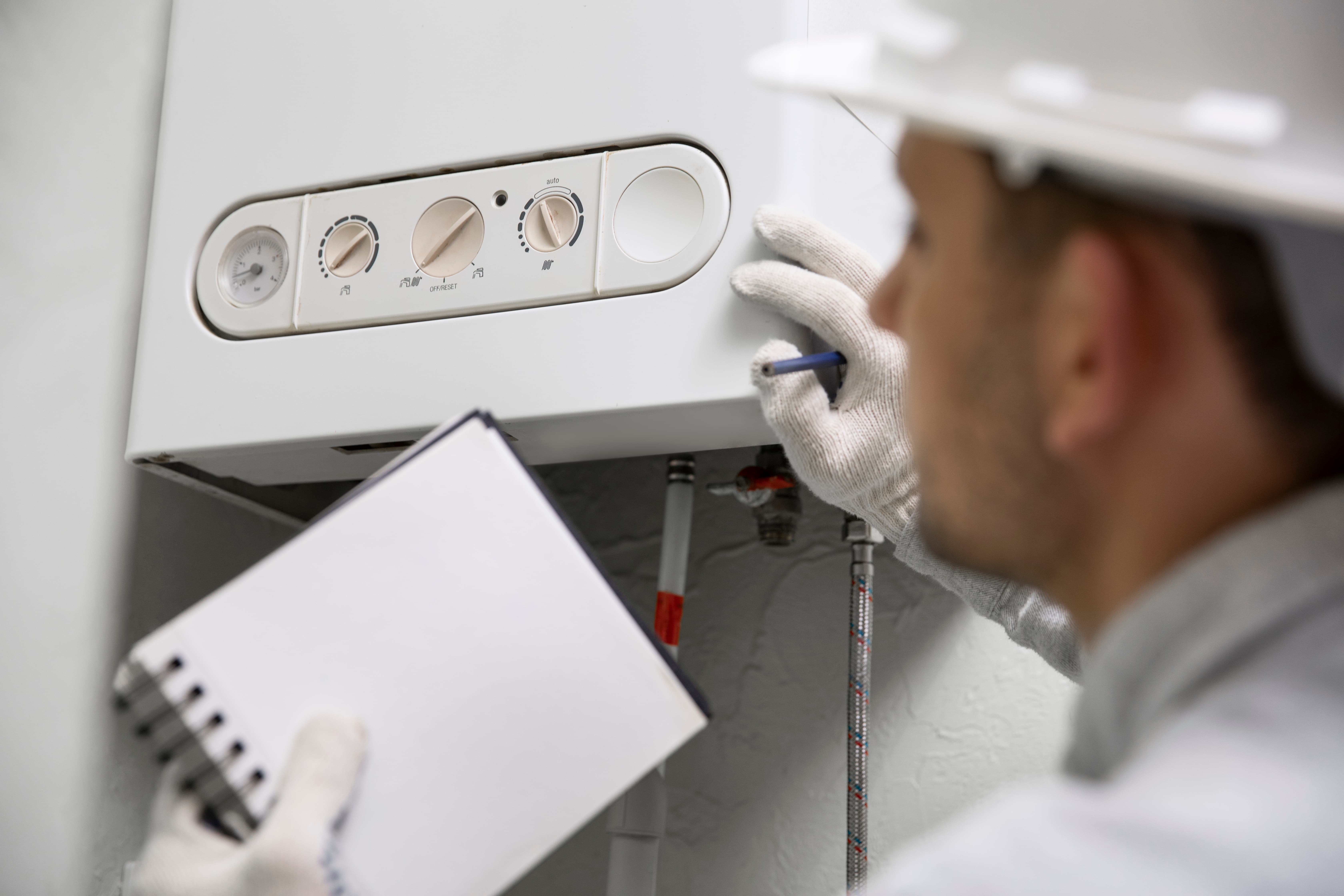 technicien examinant une chaudière