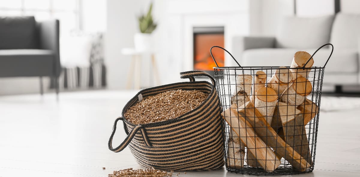 focus sur deux paniers de pellets et bûches