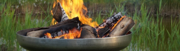 bois brûlant dans un brasero
