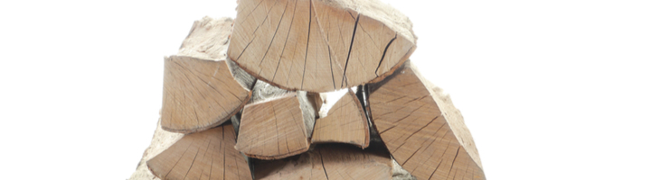 tas de bûches de bois coupées