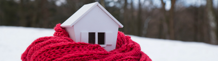 une maison miniature avec écharpe rouge