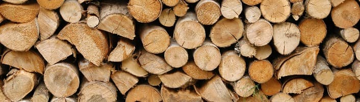 bois coupés et empilés