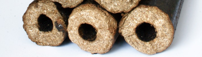 pyramide de bûches de bois compressées
