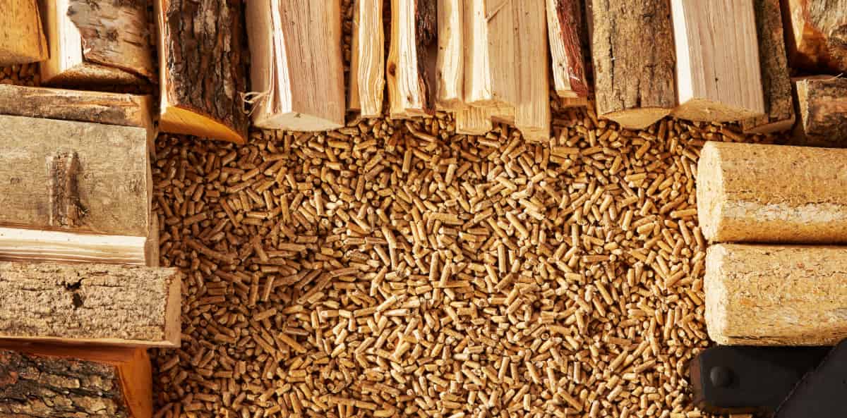 focus sur des bûches et granulés bois