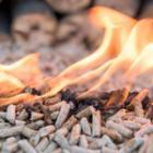 tas de pellets de bois enflammés