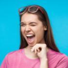 femme souriante faisant un clin d'œil