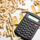 calculatrice entourée de pellets de bois