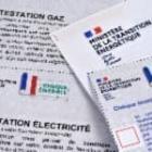 personne remplissant un chèque