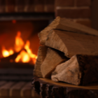 bûches de bois coupées et cheminée