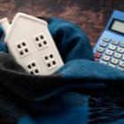 calculette et maison miniature dans une écharpe
