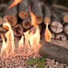 Allumer un feu avec du bois compressé