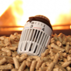 poignée de chauffage sur un tas de pellets de bois
